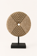 The Kira Kralen Ornament op Standaard – Naturel Beige & Goud