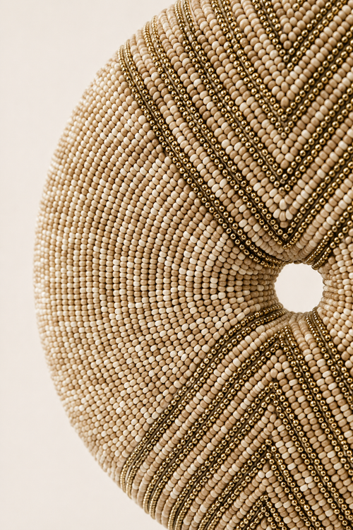 The Kira Kralen Ornament op Standaard – Naturel Beige & Goud