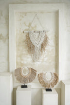 Zeegras hanger op standaard - The Messy Raffia Shell On Stand