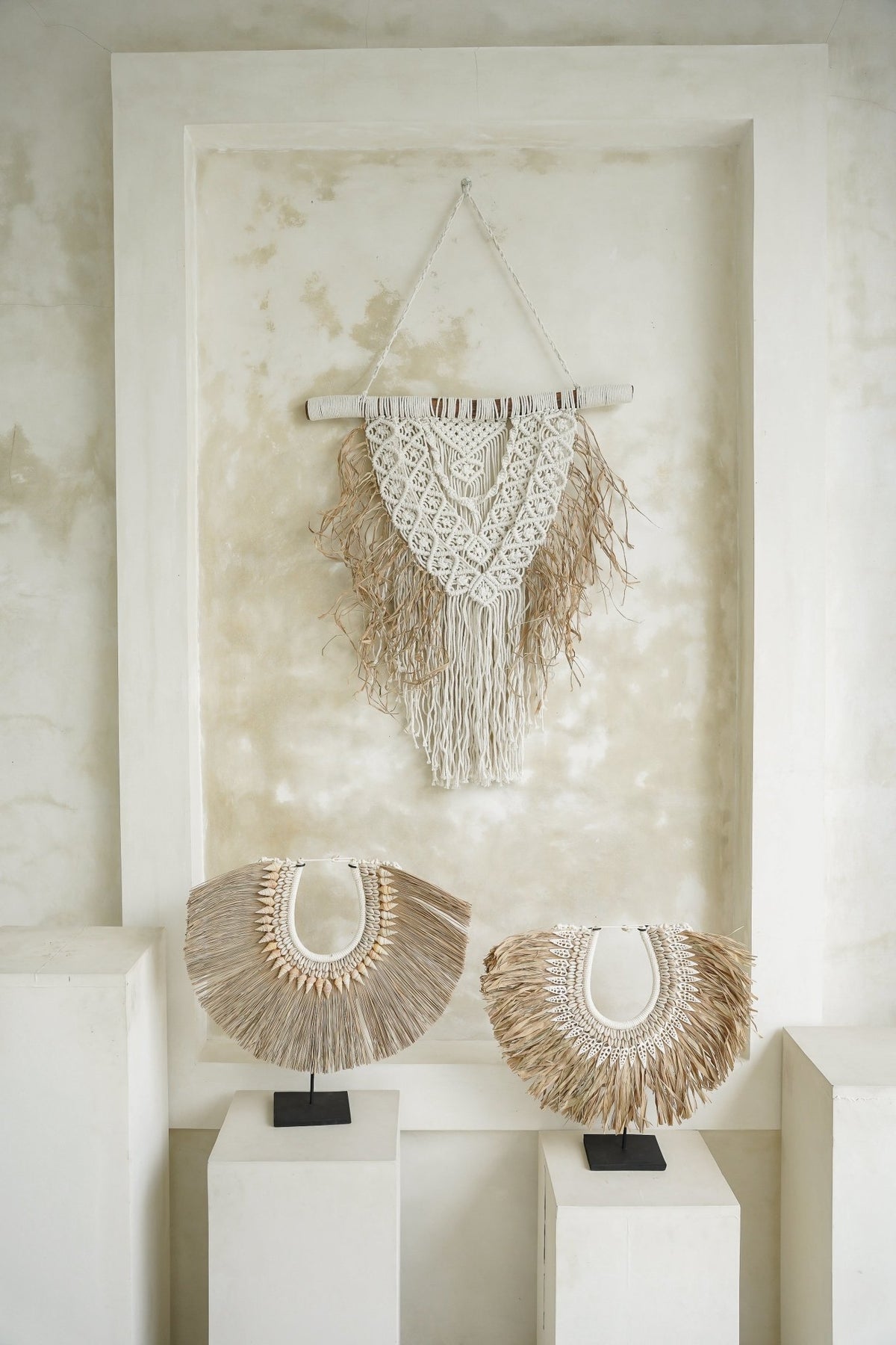 Zeegras hanger op standaard - The Messy Raffia Shell On Stand