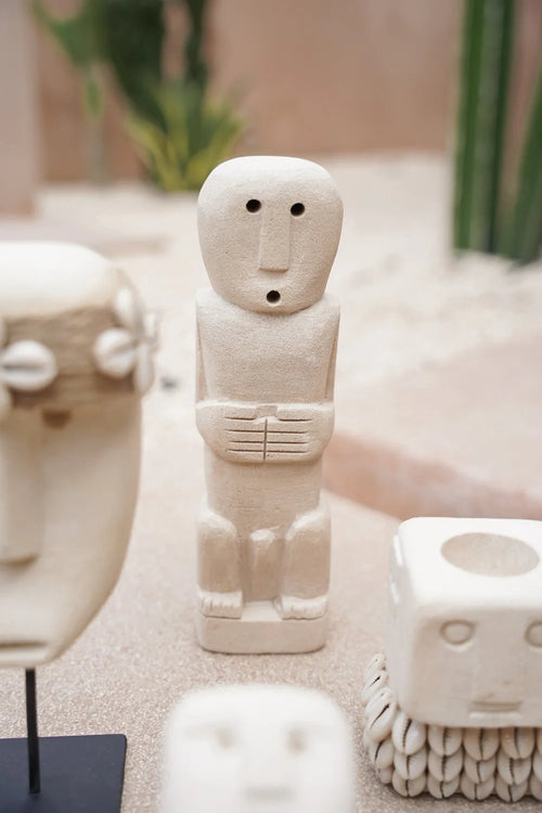 Beeldje van Steen - Stone Men - The White Mask on Stand