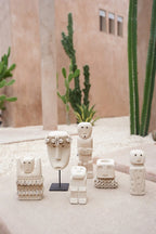 Beeldje van Steen - Stone Men - The White Mask on Stand