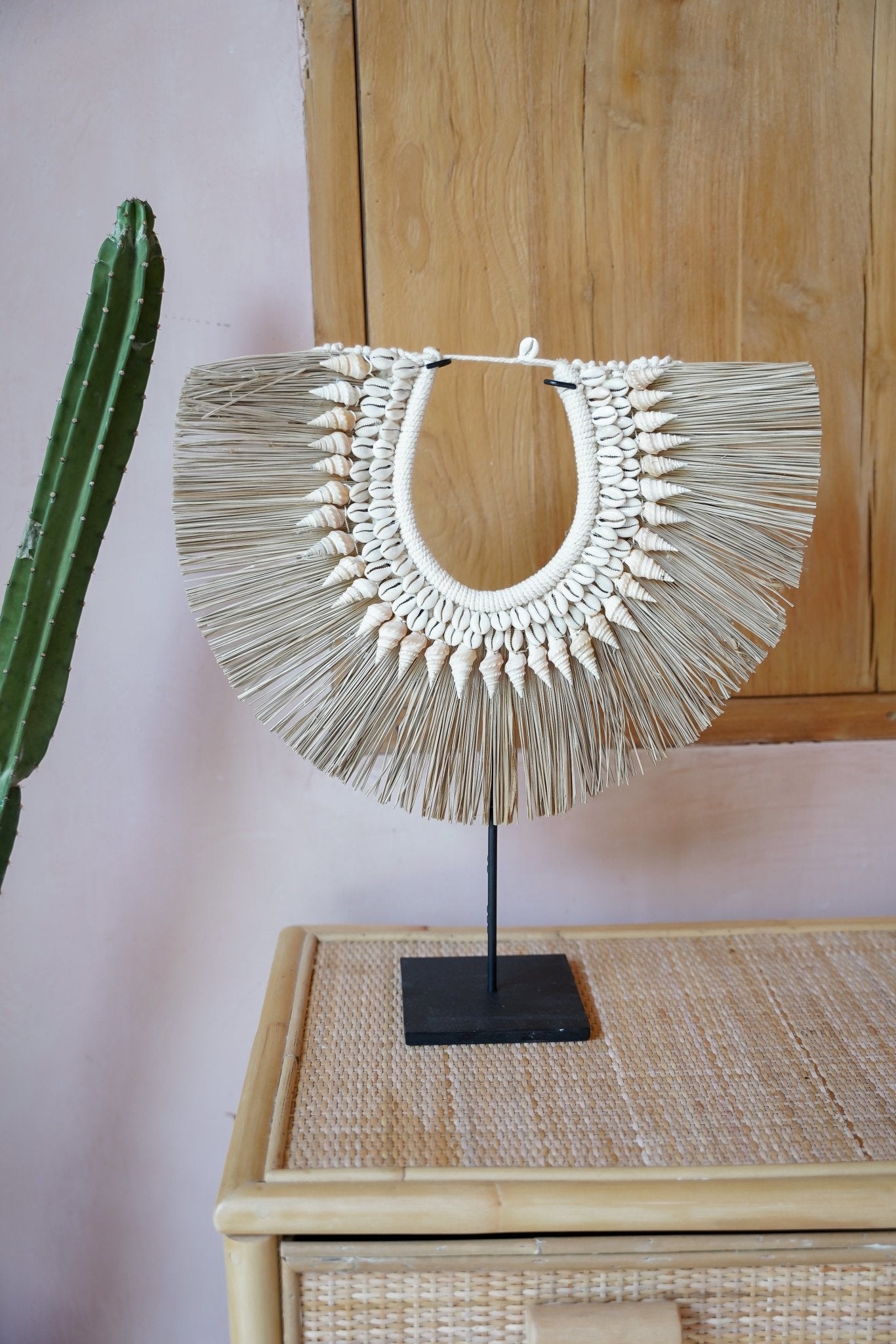 The Raffia Shell On Stand - Hippie Monkey - Hippie Monkey - Wholesale B2B Dropshipping